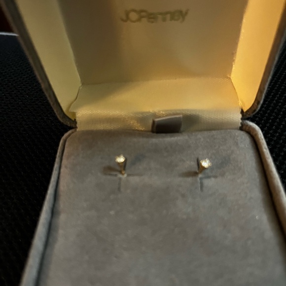 14 KT diamond stud earrings - Picture 4 of 5